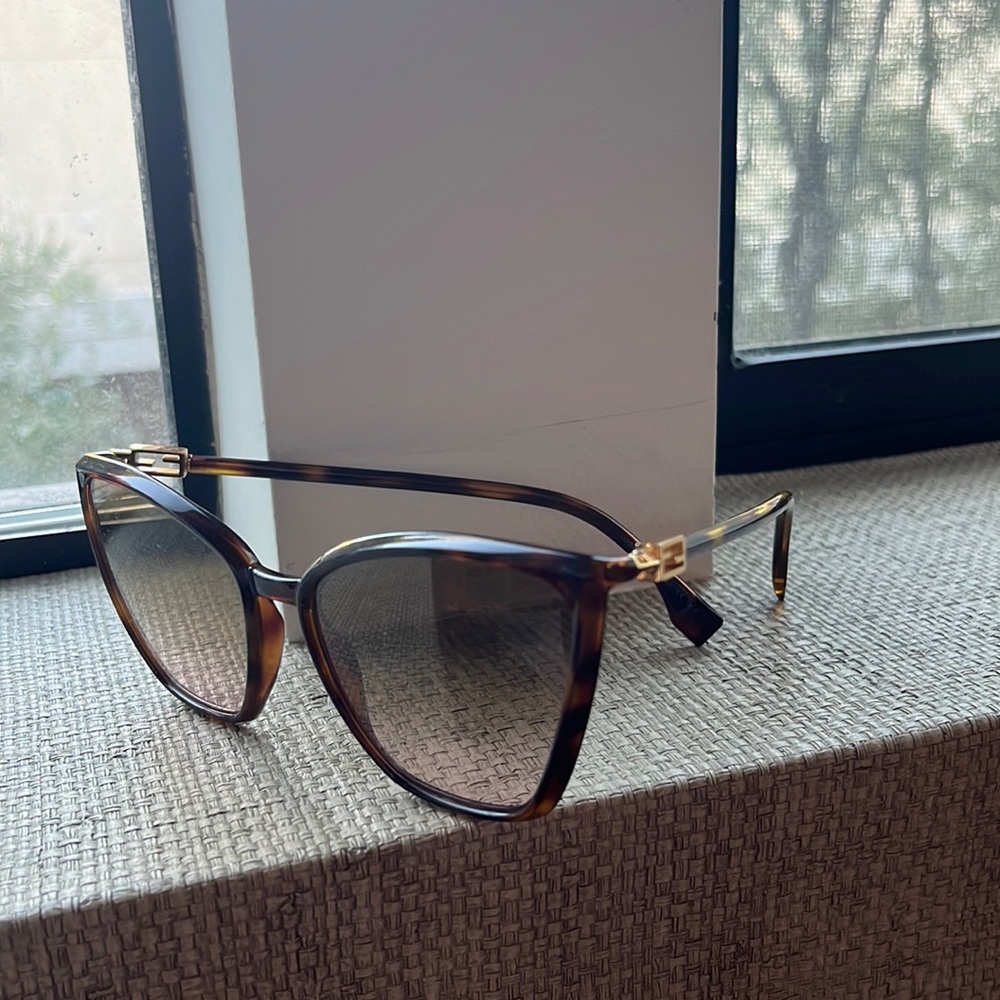 Gorgeous authentic Fendi  tortoise shell cat eye sunglasses